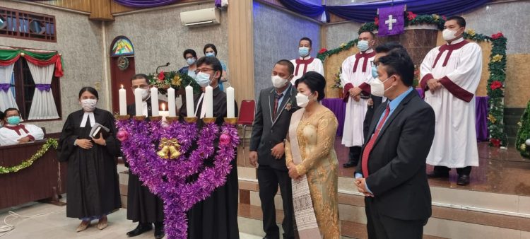 PENYALAAN LILIN : Praeses HKBP Distrik X Medan Aceh Pdt Henri Napitupulu, bersama Parhalado dan Perwakilan Jemaat HKBP Koserna menyalakan lilin natal pada Perayaan Natal Gabungan HKBP Koserna, Rabu (22/12).