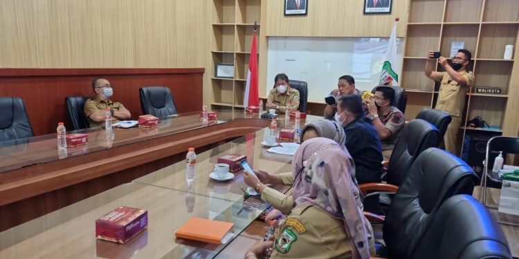 Wakil Wali Kota Togar Sitorus dan sejumlah kepala dinas ikuti zoom meeting yang digelar Mendagri.