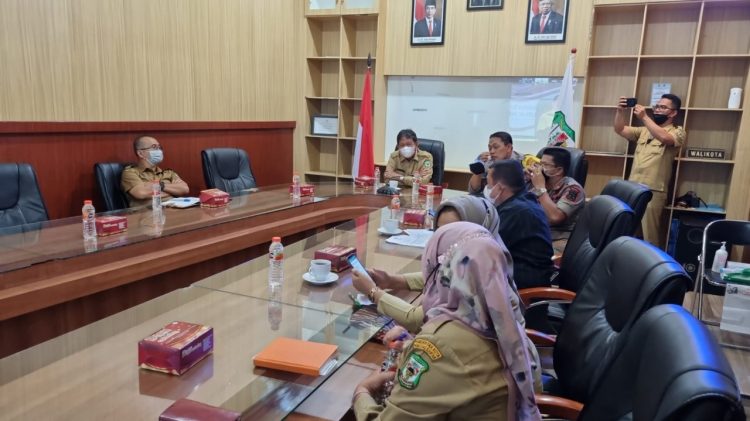 Wakil Wali Kota Togar Sitorus dan sejumlah kepala dinas ikuti zoom meeting yang digelar Mendagri.