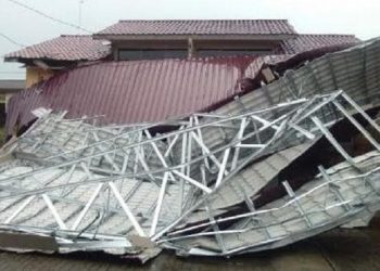 Ilustrasi atap rumah runtuh