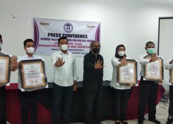 Personel Satreskrim Polres Simalungun menerima penghargaan dari Komnas PA