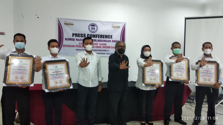 Personel Satreskrim Polres Simalungun menerima penghargaan dari Komnas PA
