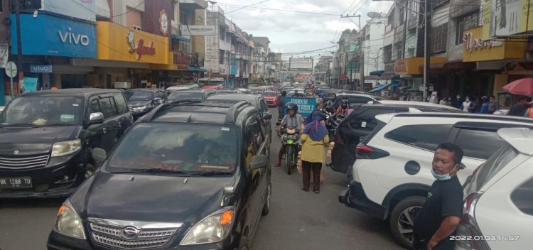 Kemacetan di depan Toko Ganda, Jalan Sutomo, Kota Siantar.