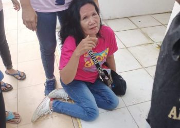 Korban Persekusi: Samaria Simanjuntak terduduk  di lantai rumahnya setelah dihajar orang tua anak-anak penerima parsel Natal