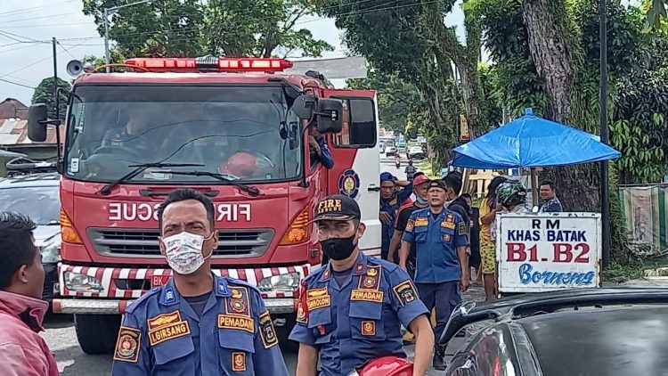 Petugas pemadam kebakaran Kota Siantar saat mengecek info kebakaran di Jalan DI Panjaitan