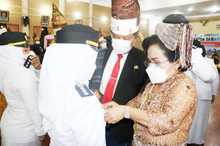 Istri Bupati Simalungun sematkan tanda jabatan ke pejabat yang dilantik