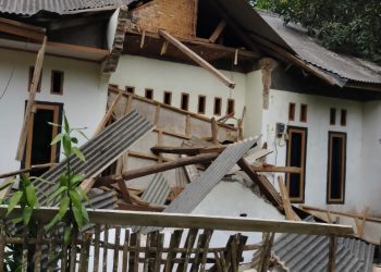 Kondisi kerusakan rumah warga paska gempa M 6,7 di Banten, Jumat (14/1).