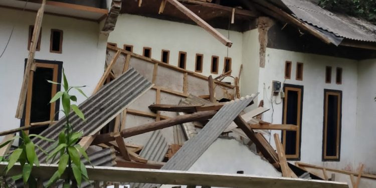 Kondisi kerusakan rumah warga paska gempa M 6,7 di Banten, Jumat (14/1).