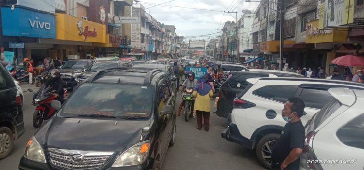 Parkir berlapis di depan salah satu toko roti di Kota Siantar