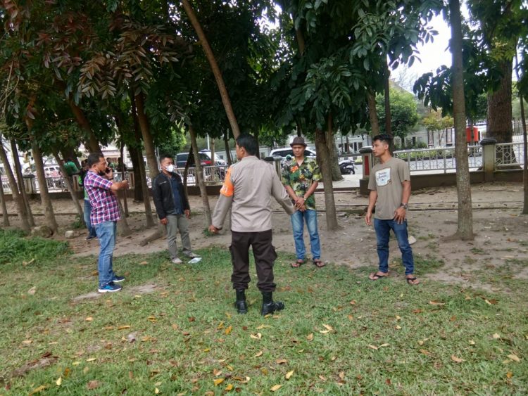 Polisi melakukan olah TKP di Lapangan Haji Adam Malik Siantar