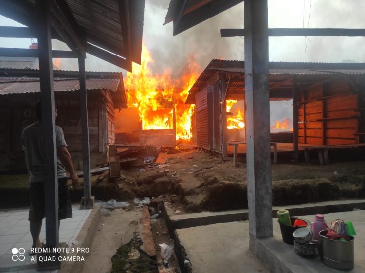 Tujuh unit kios pasar Sipahutar, Kabupaten Tapanuli Utara kebakaran pada Selasa, 14 April 2022  pagi. ( Foto : Humas Polres Taput)