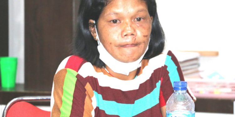 - Zulkarnain Purba (44) pelaku penganiaya Dina Manullang saat diamankan polisi pada Jumat (15/4).