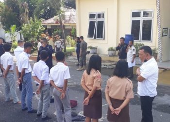 Ketujuh pelajar SMA diserahkan ke Satpol PP Siantar.(f:ist/konstruktif)