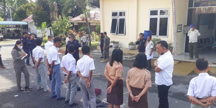 Ketujuh pelajar SMA diserahkan ke Satpol PP Siantar.(f:ist/konstruktif)