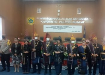 Bupati Pakpak Bharat foto bersama anggota DPRD saat Dirgahayu ke-19.(f:ist/konstruktif)