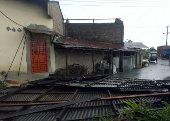 Rumah salah seorang warga rusak akibat dihantam puting beliung.(f:ist/konstruktif)