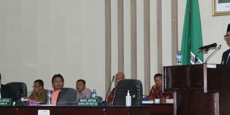 Rapat Paripurna penandatangan persetujuan Ranperda tentang Pertanggungjawaban Pelaksanaan APBD TA 2021 jadi Perda oleh DPRD Simalungun.(f:ist/konstruktif)