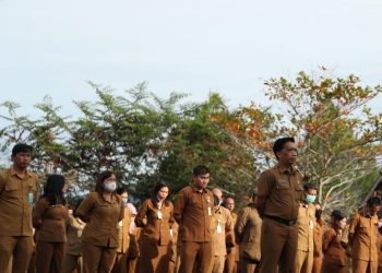 Pj Sekretaris Daerah Pakpak Bharat Jalan Berutu saat memimpin apel pagi.(f:ist/konstruktif)