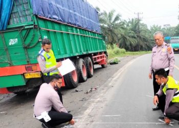 Polisi melakukan identifikasi di TKP kecelakaan.(f:ist/konstruktif)