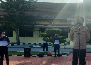 Kapolres Toba AKBP Taufik Hidayat Thayeb saat memimpin apel pagi.(f:ist/konstruktif)