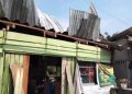 Warga membersihkan sisa bangunan rumah yang rusak akibat angin kencang di Asahan.(f:ist/konstruktif)