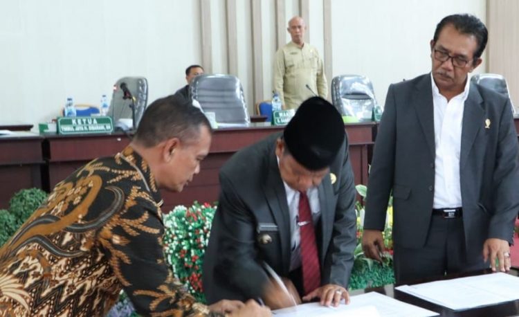 Bupati Simalungun saat penandatanganan Kesepatakan Bersama KUA PPAS APBD Simalungun TA 2023.(f:ist/konstruktif)