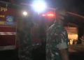 Petugas Damkar dibantu personil TNI saat memadamkan api.(f:ist/konstruktif)