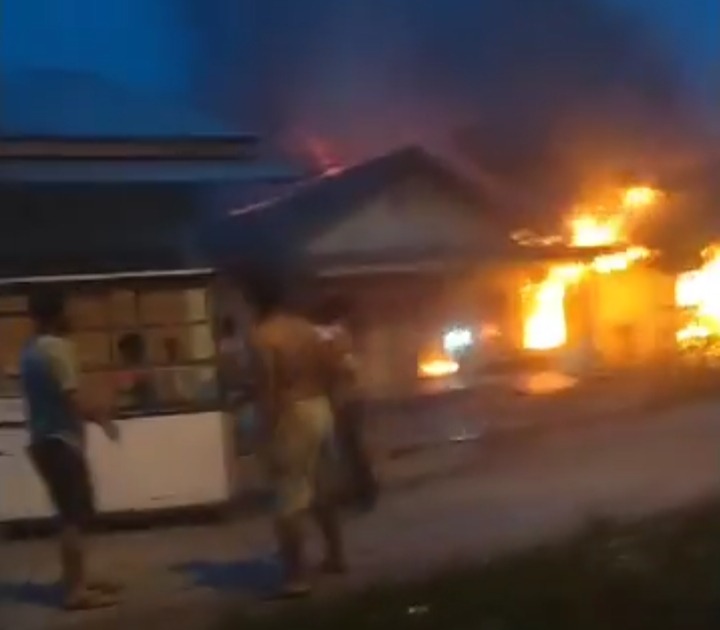 Kondisi kedua rumah yang terbakar di Kelurahan Sidodadi Kecamatan Kisaran Barat.(f:ist/konstruktif)