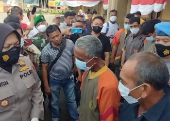 Wakapolres Asahan saat mewawancara dua nelayan yang menemukan ribuan butir pil ekstasi.(f:ist/konstruktif)