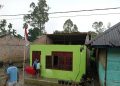 Rumah yang rusak parah akibat puting beliung di Sipoltong Siempat Nempu Hulu Dairi.(f:ist/konstruktif)