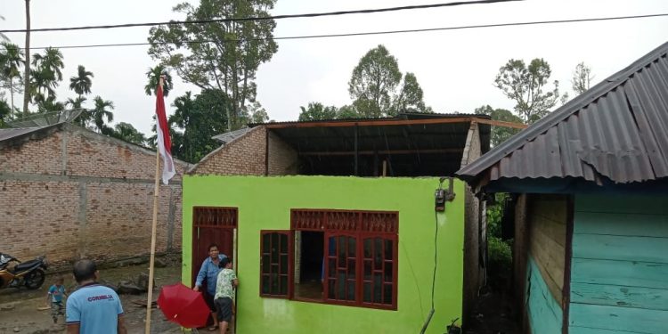 Rumah yang rusak parah akibat puting beliung di Sipoltong Siempat Nempu Hulu Dairi.(f:ist/konstruktif)