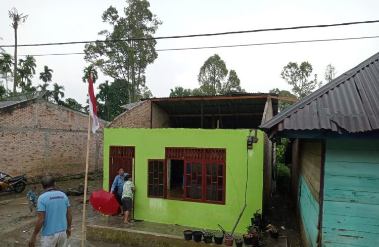 Rumah yang rusak parah akibat puting beliung di Sipoltong Siempat Nempu Hulu Dairi.(f:ist/konstruktif)