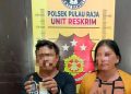 Kedua tersangka diamankan di Polsek Pulo Raja.(f:ist/konstruktif)