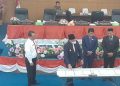 Bupati Pakpak Bharat Franc Bernhard Tumanggor dan Ketua DPRD saat menandatangani Ranperda APBD 2021.(f:ist/konstruktif)