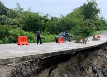 Kondisi Jalan Jon Horailam Saragih yang kini telah longsor.(f:ist/konstruktif)