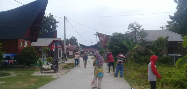 Warga Desa Lumban Gaol bergotong royong.(f:ist/konstrutif)