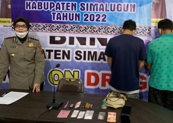 Kedua Tersangka Setelah Diamankan Pihak Kepolisian (f:ist/konstruktif)