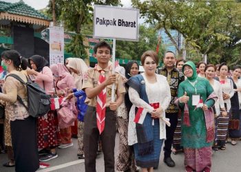 Bupati Pakpak Bharat Franc Bernhard Tumanggor beserta istri Ny Juniatry Franc Tumanggor menghadiri acara Parade dan Gebyar Kebaya Nasional 2022.(f:ist/konstruktif)