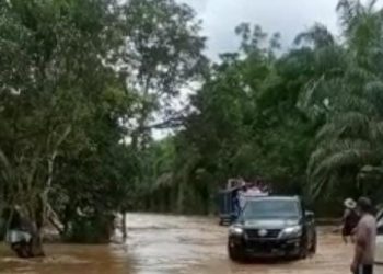 Genangan air akibat luapan Sungai Silau di jalan lintas provinsi menghubungkan Asahan - Simalungun.(f:ist/kosntruktif)