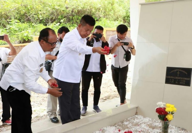 Makam mantan Bupati Simalungun Djabanten Damanik diresmikan.(f:ist/konstruktif)