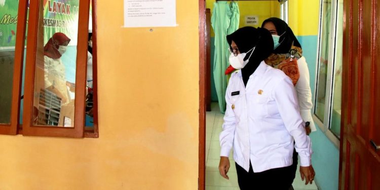 Wali Kota Pematangsiantar dr Susanti Dewayan saat Sidak di Puskesmas Singosari.(f:ist/konstruktif)