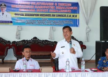 Bupati Simalungun Radiapoh Hasiholan Sinaga menyampaikan sambutan di acara diskusi.(f:ist/konstruktif)