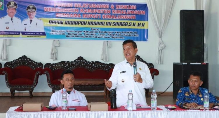 Bupati Simalungun Radiapoh Hasiholan Sinaga menyampaikan sambutan di acara diskusi.(f:ist/konstruktif)