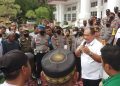 Wakil Bupati Asahan Taufik ZA Siregar ketika menemui warga yang menyampaikan aspirasinya terkait jalan yang diputus.(f:ist/konstruktif)