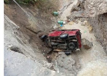Mobil yang terseret tanah longsor di Parsoburan Toba.(f:ist/konstruktif)
