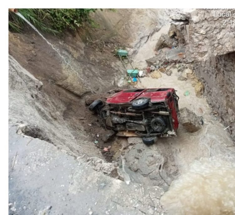 Mobil yang terseret tanah longsor di Parsoburan Toba.(f:ist/konstruktif)