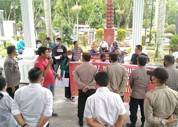 Puluhan Aktivis Perkumpulan SUMUT WATCH saat melakukan Aksi Unjuk Rasa di depan Kantor DPRD Pematangsiantar (f:ist/konstruktif)