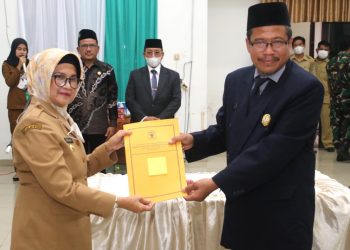 Walikota Pematangsiantar Memberikan SK Pengangkatan Ketua dan Wakil Ketua BAZNAS Kota Pematangsiantar (f:ist/konstruktif)