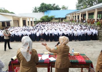 Walikota Pematangsiantar saat memberikan Arahan dan Himbauan akan Bahaya Narkoba kepada Siswa/i SMPN 4 Pematangsiantar (f:ist/konstruktif)