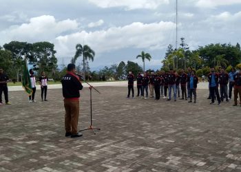 Bupati Poltak Sitorus didampingi Wakil Bupati Tonny Simanjuntak dan pejabat lainnya melepas keberangkatan kontingen KONI Kabupaten Toba, ke Pekan Olahraga Provinsi Sumatera Utara tahun 2022 (f:ist/konstruktif)